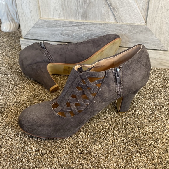 Journee Collection Womens Piper Block-Heeled Booties with Round-Toe Crisscross - Picture 7 of 10